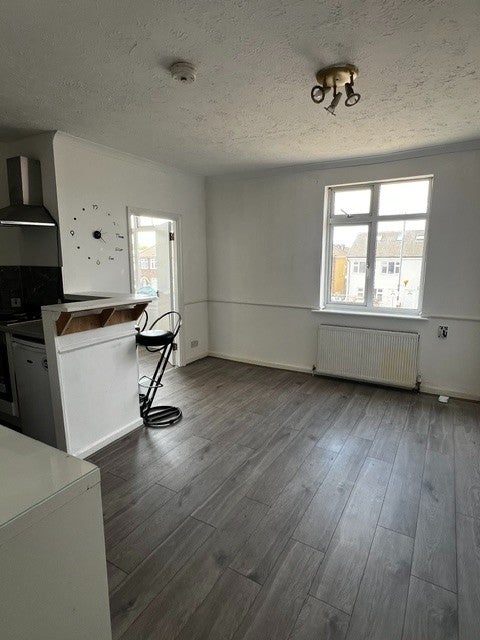Flat Gray Avenue in Greater London