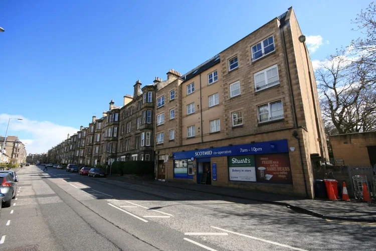 Flat Polwarth Gardens in City of Edinburgh