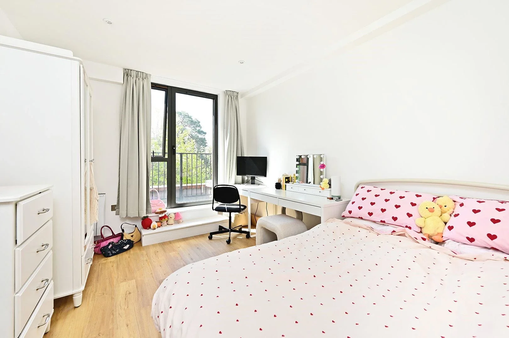 Flat Farnborough Road in Rushmoor