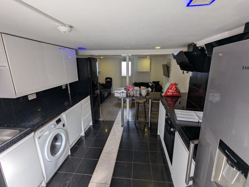 Room Woodville Road in Cardiff