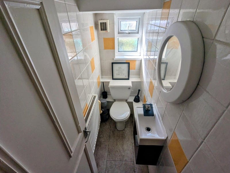 Room Woodville Road in Cardiff