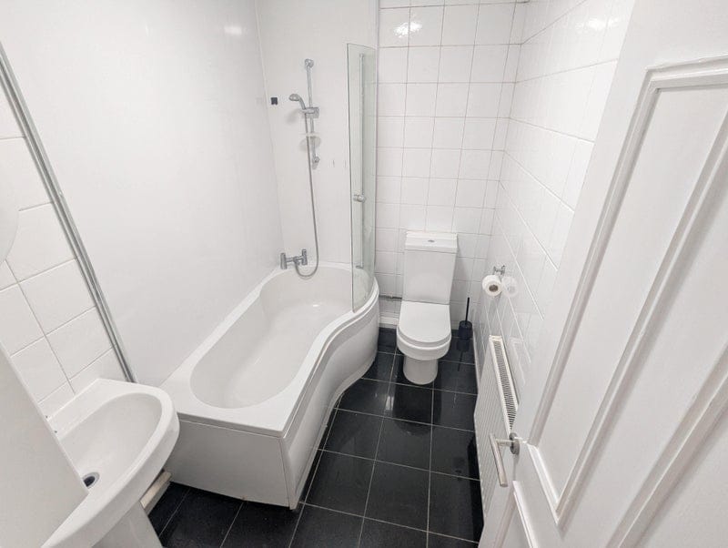 Room Woodville Road in Cardiff