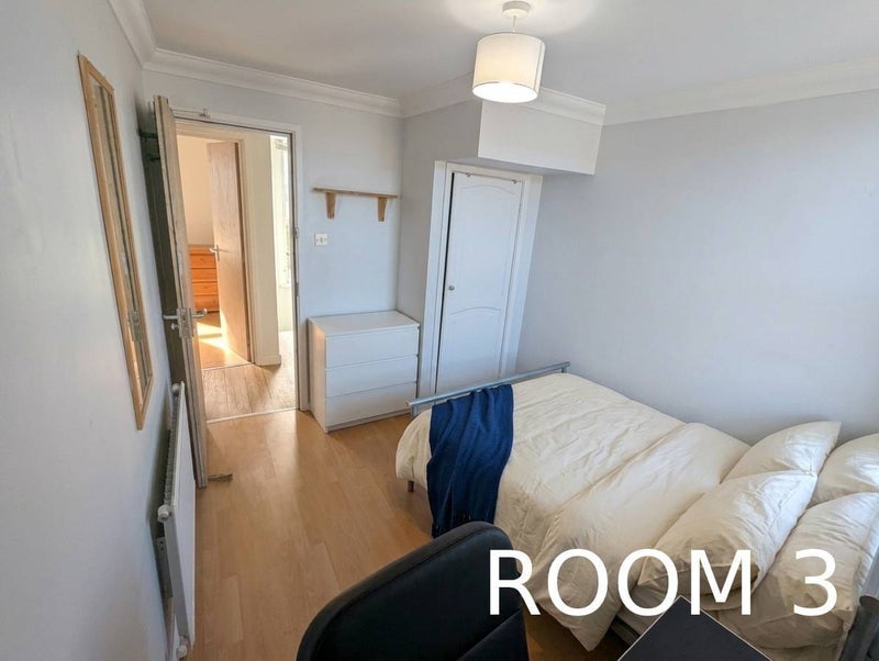 Room Woodville Road in Cardiff