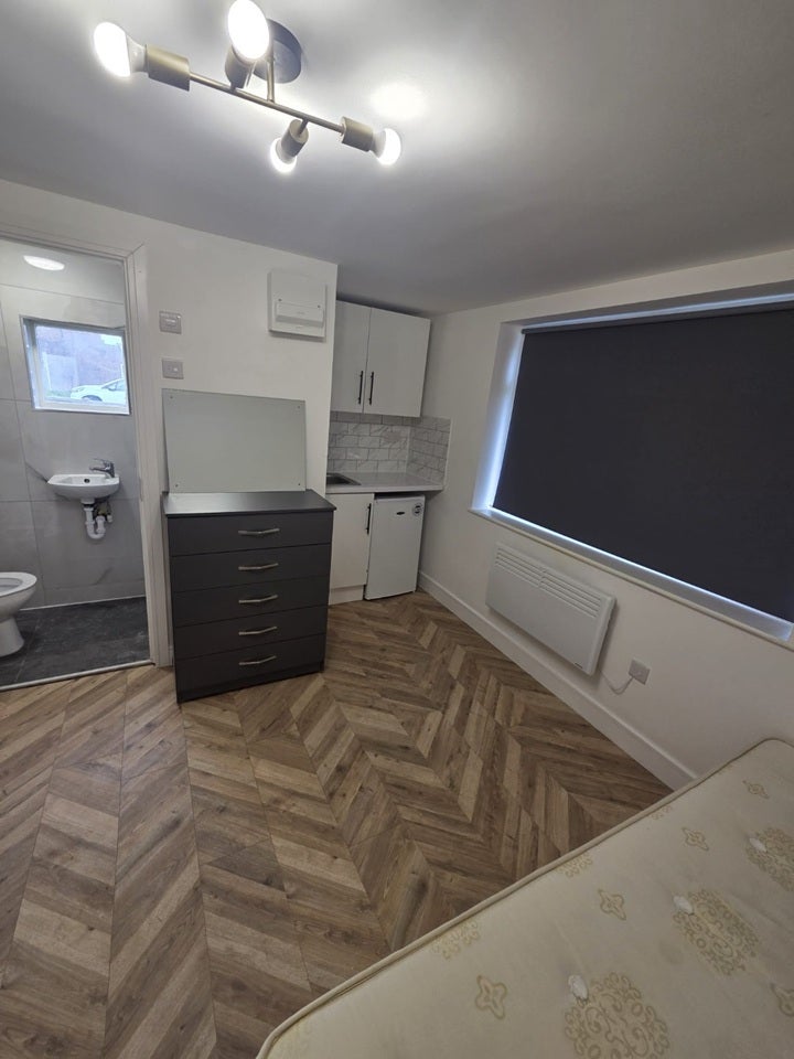Room Elizabethan Way in Borough of Spelthorne