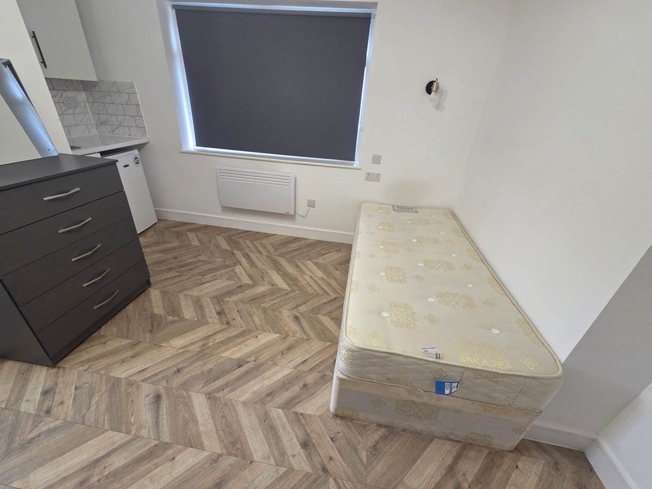 Room Elizabethan Way in Borough of Spelthorne