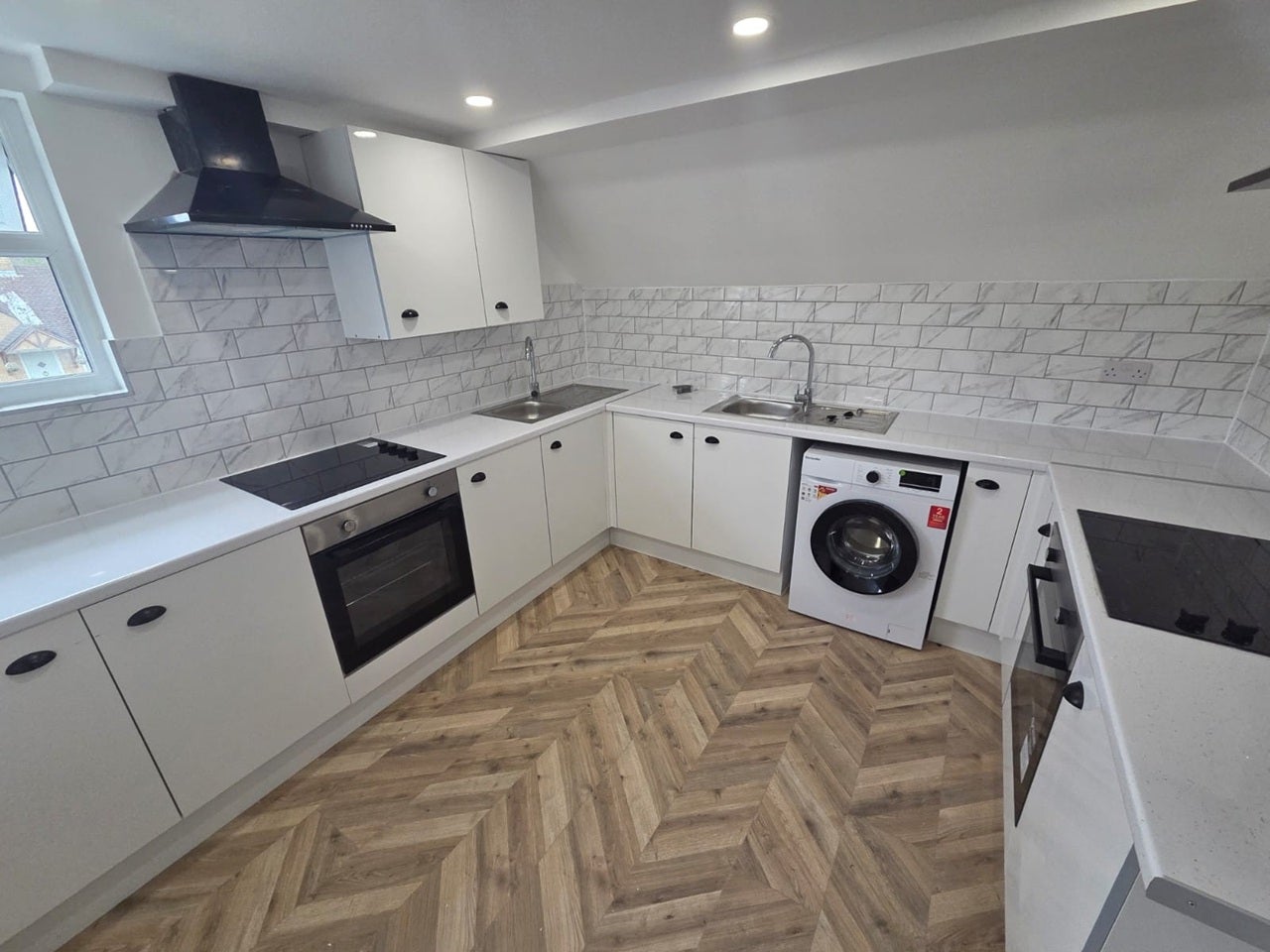 Room Elizabethan Way in Borough of Spelthorne