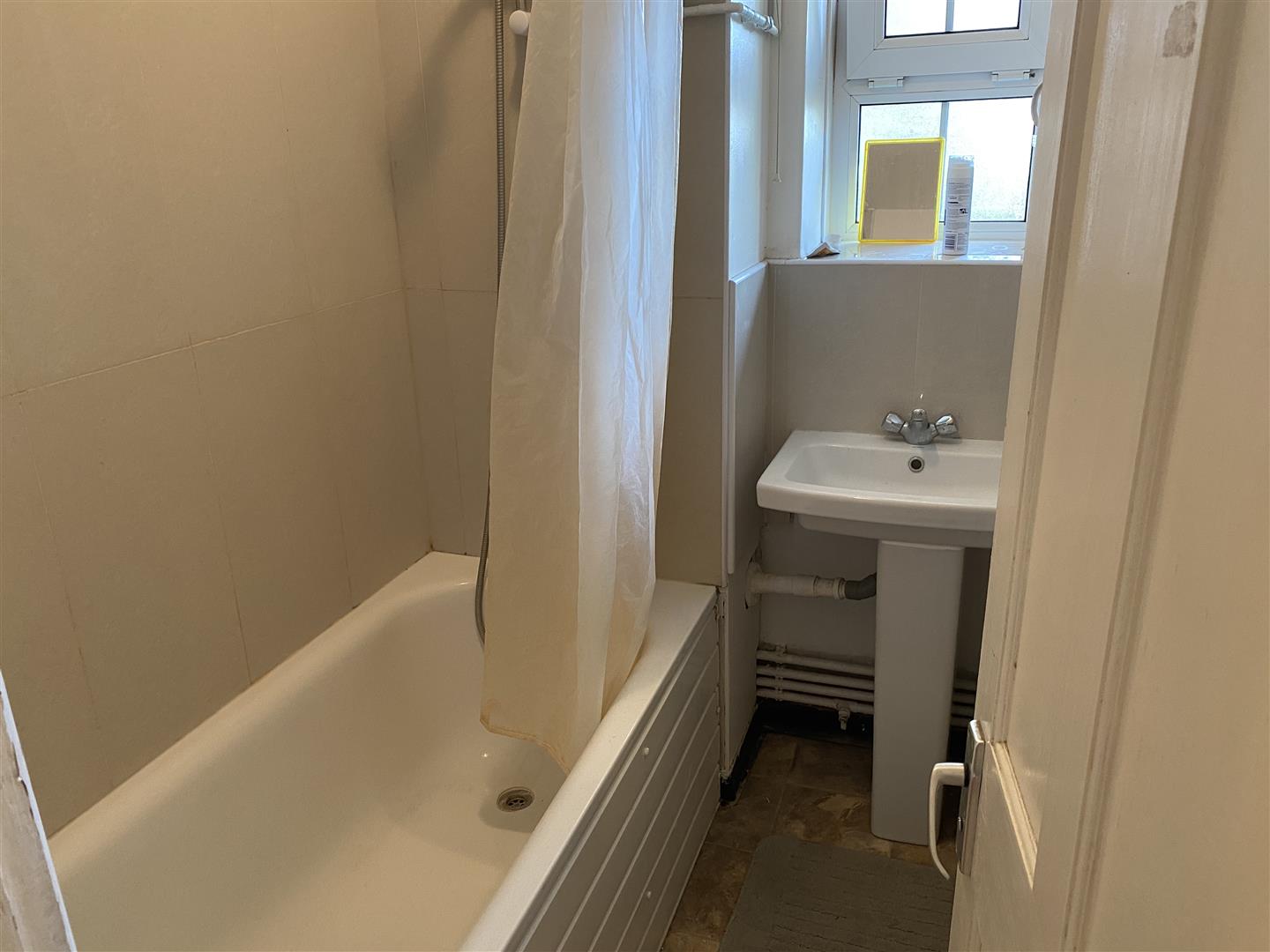Room Harper Road in Greater London