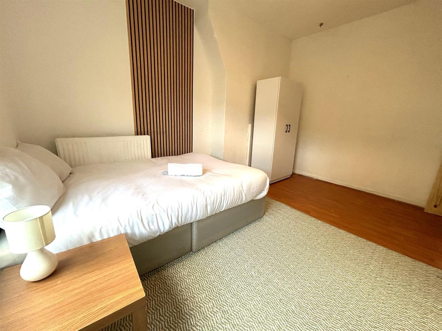 Room Harper Road in Greater London