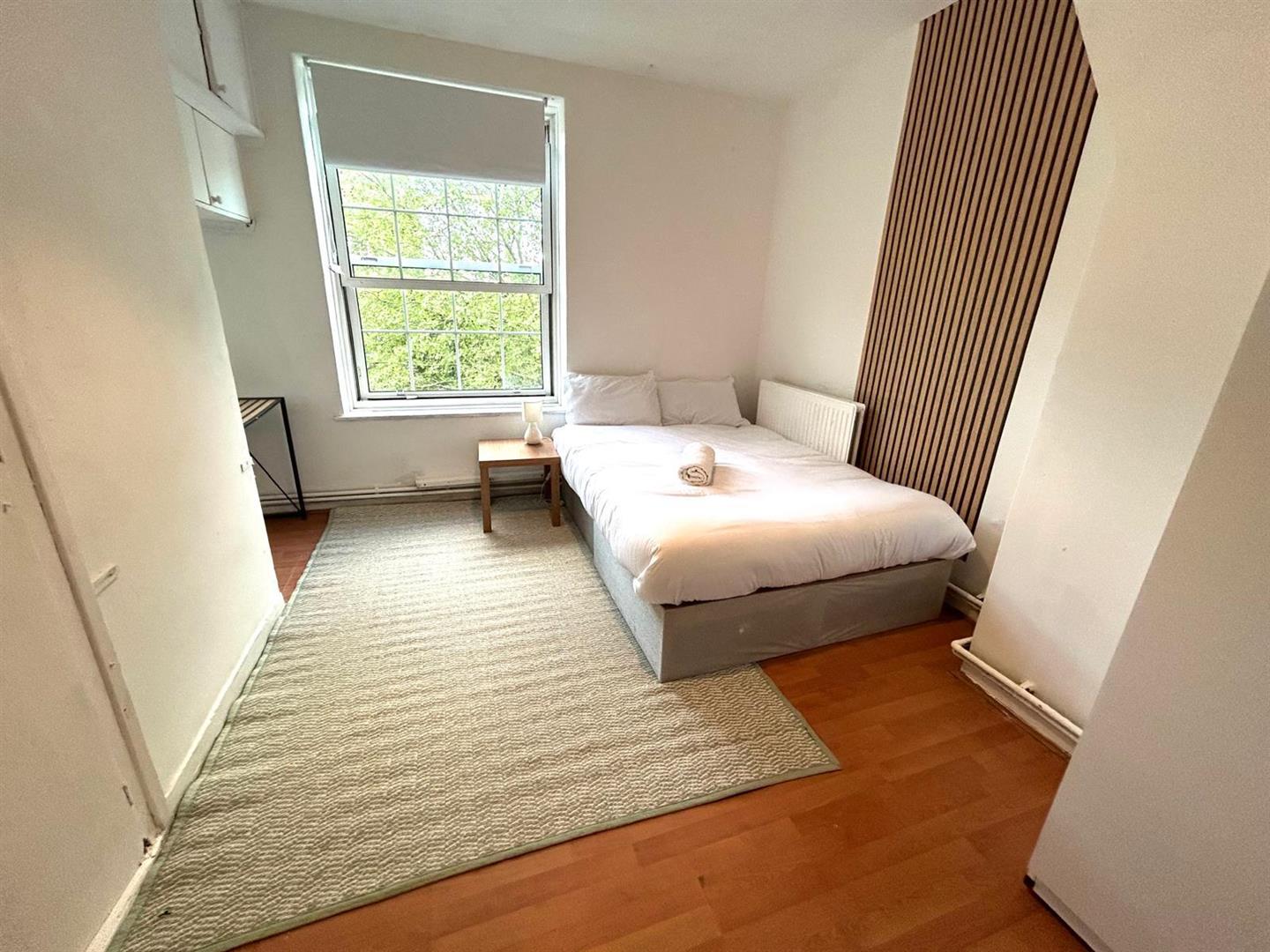 Room Harper Road in Greater London
