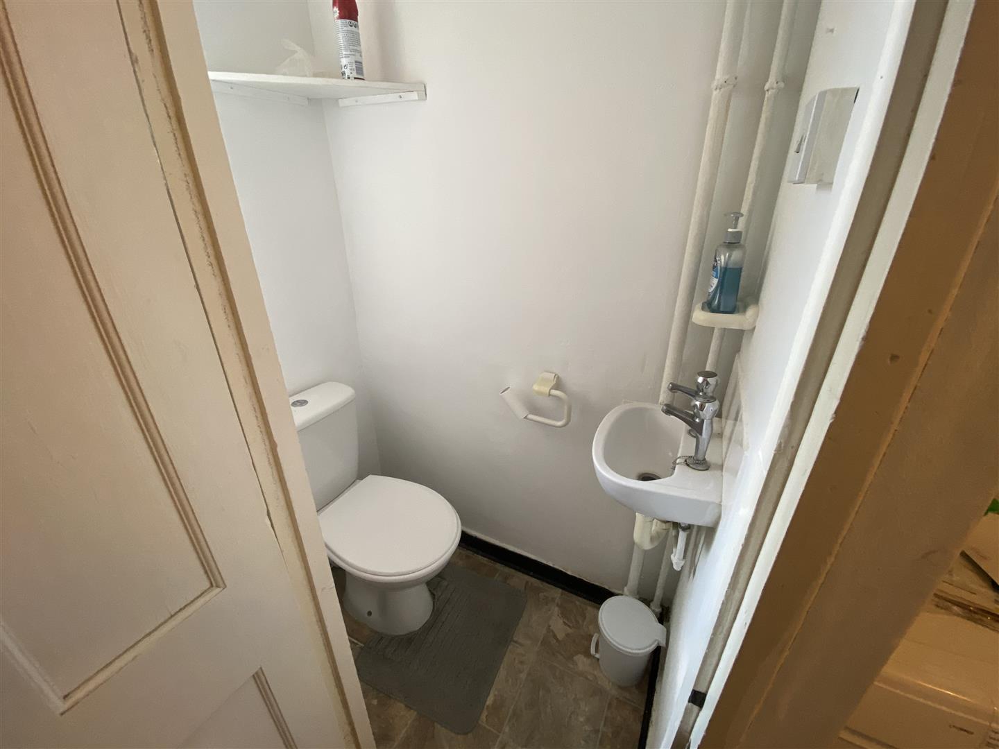 Room Harper Road in Greater London