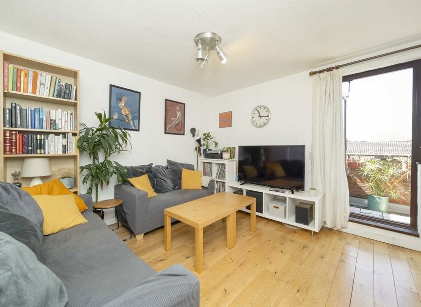 Flat Spode Walk in Greater London