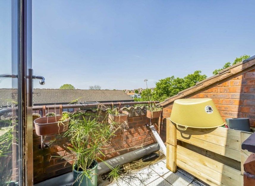 Flat Spode Walk in Greater London
