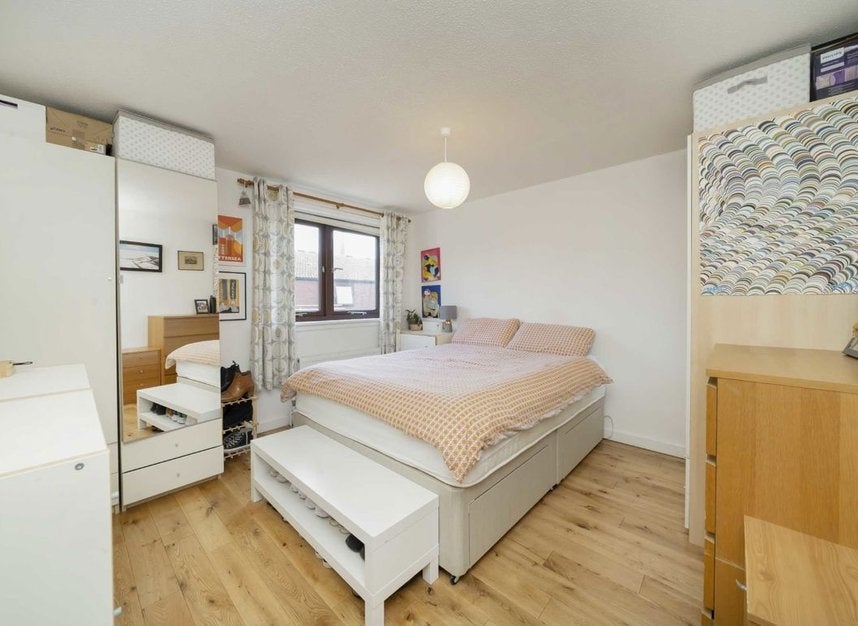Flat Spode Walk in Greater London
