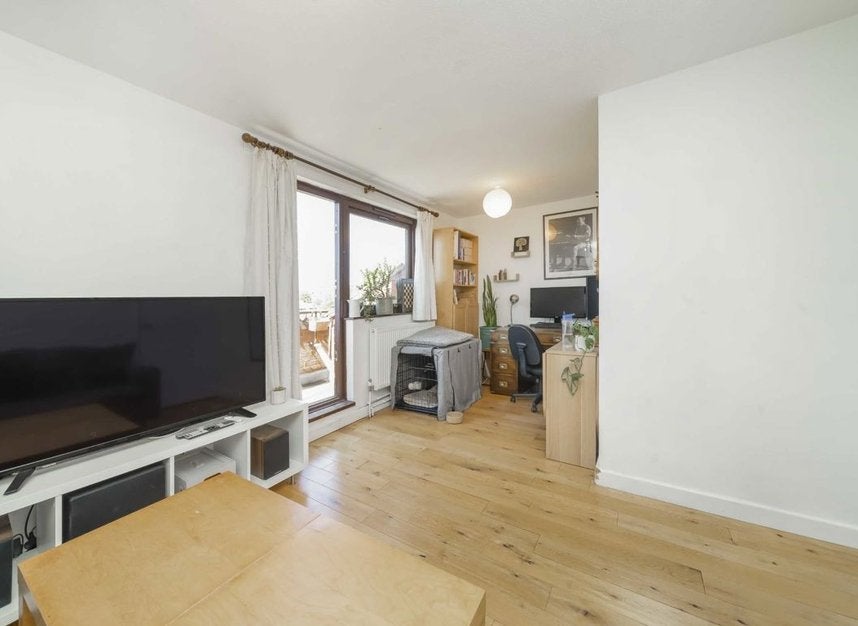 Flat Spode Walk in Greater London