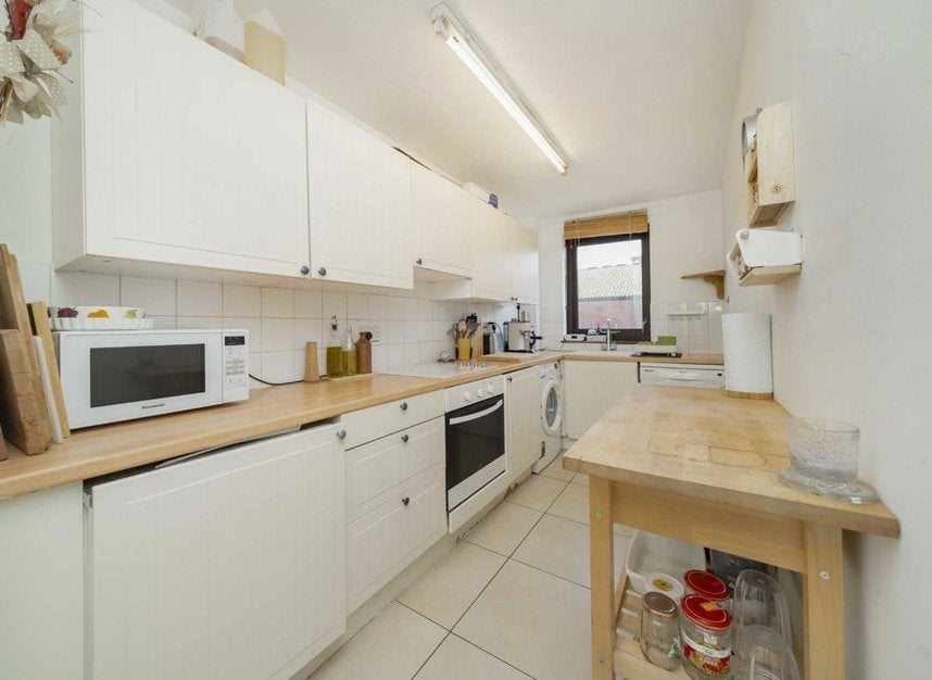 Flat Spode Walk in Greater London