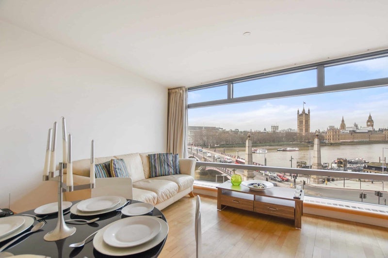 Flat Albert Embankment in Greater London