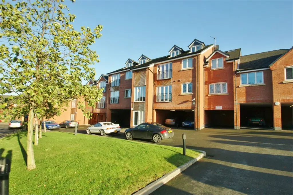 Flat Charles Warren Close in Rugby