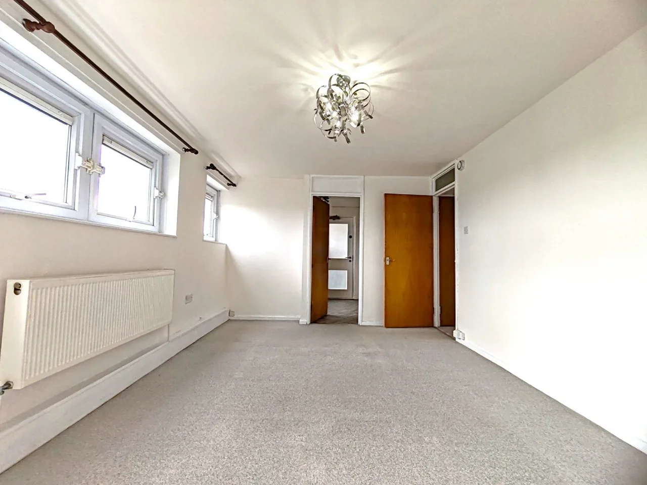 Flat Fullwell Avenue in Greater London
