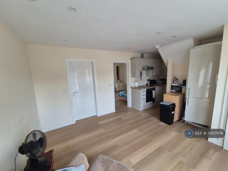 Flat Eversley Road in Swansea