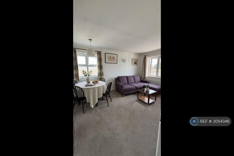 Flat Preston Court in Walton-on-Thames