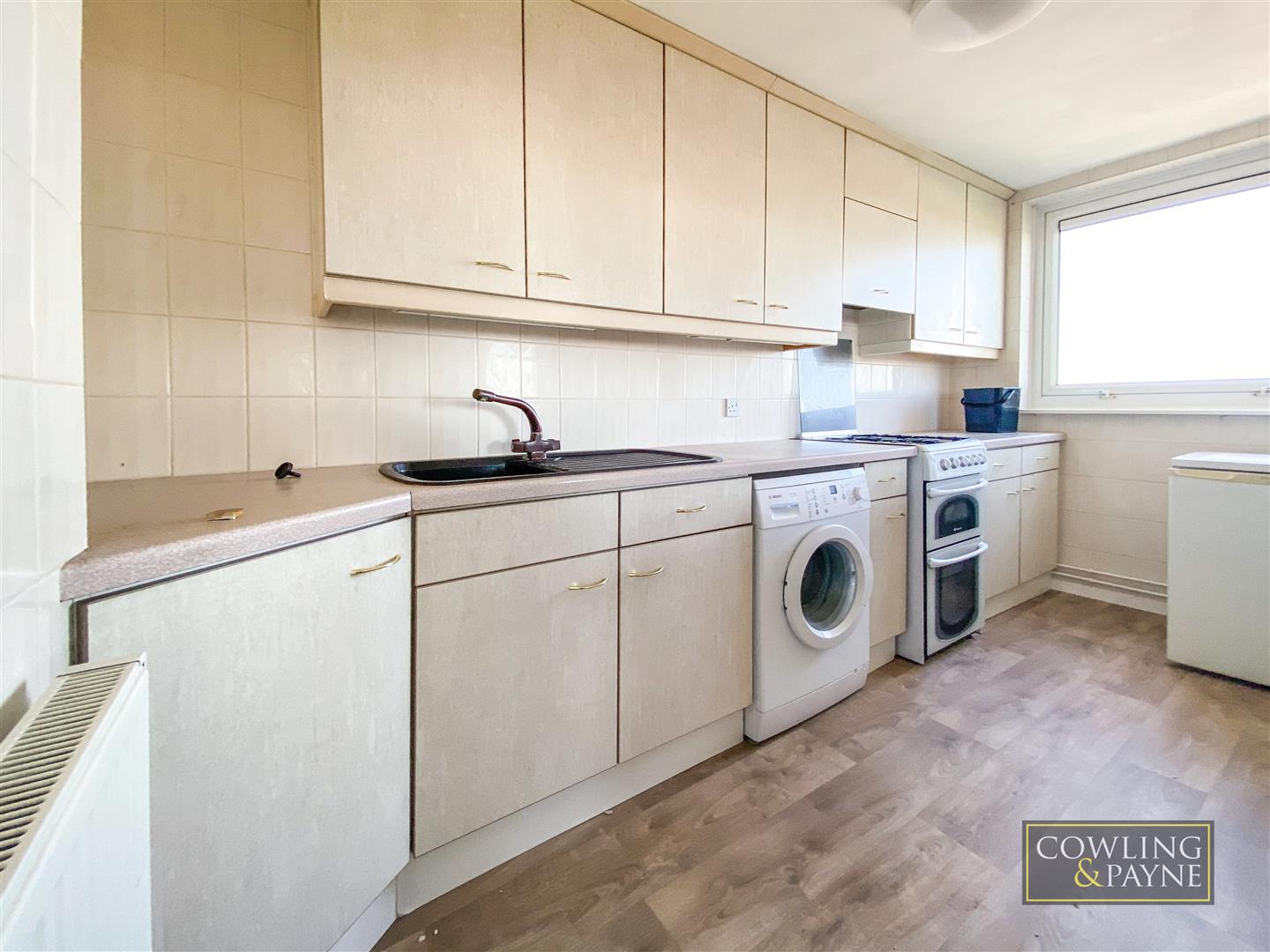 Flat Pantile Avenue in Southend-on-Sea