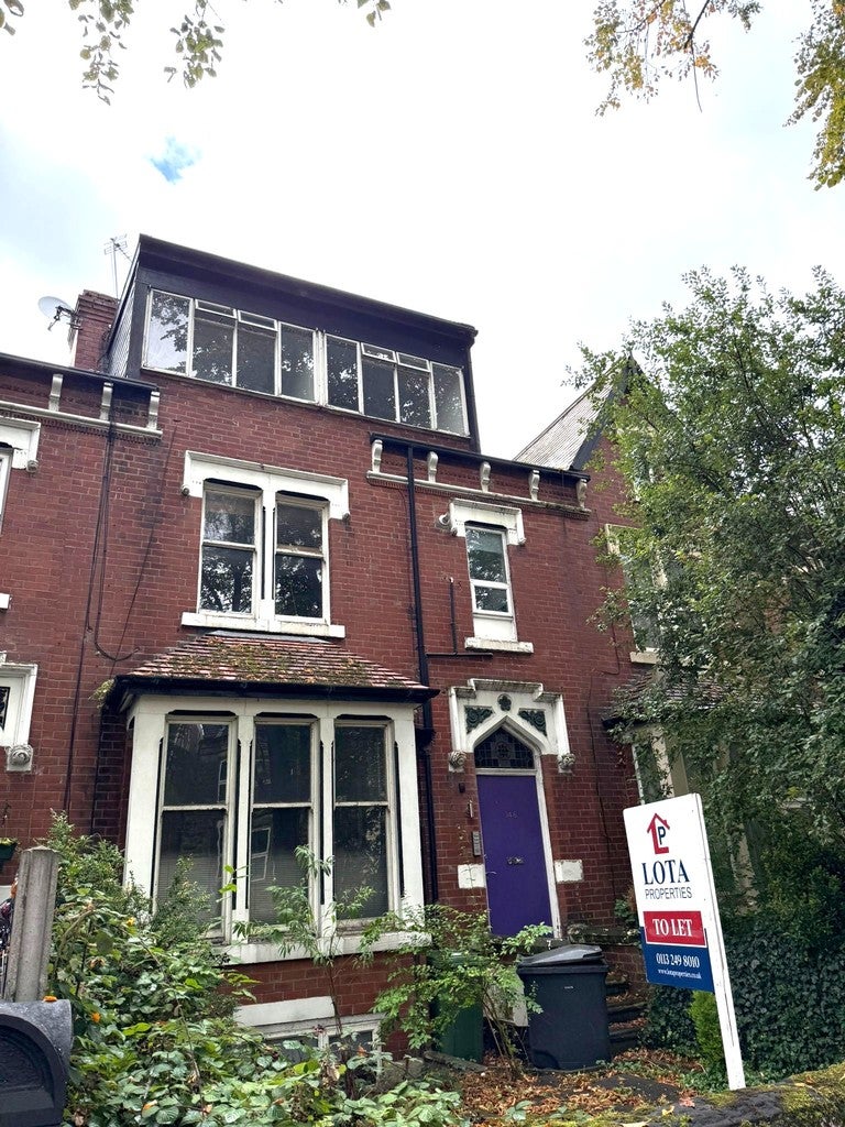 Flat Harehills Avenue in Leeds