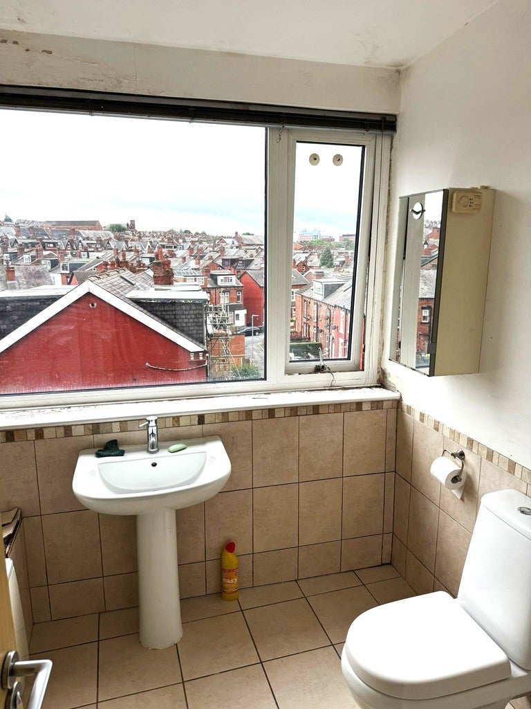 Flat Harehills Avenue in Leeds