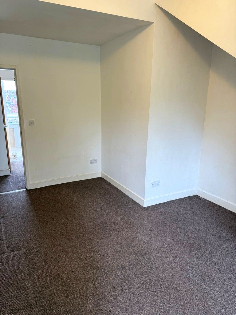 Flat Harehills Avenue in Leeds