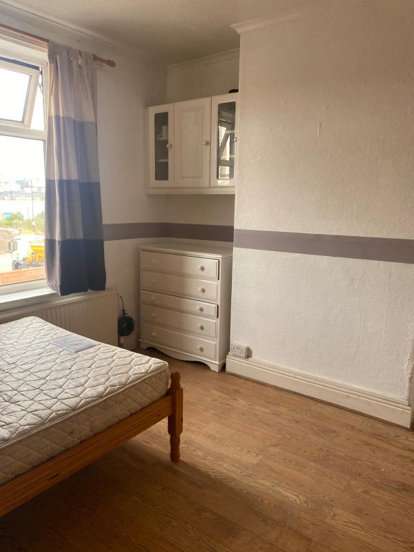 Room Olive Grove Road in Sheffield