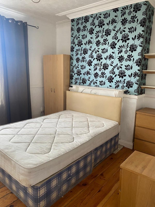 Room Olive Grove Road in Sheffield