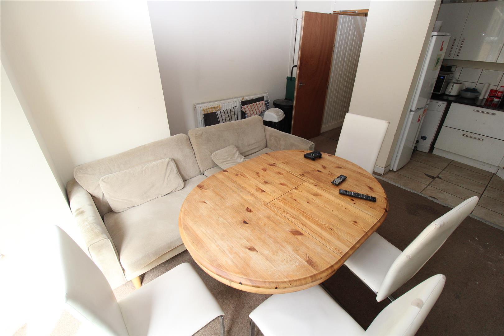 Flat Broadway in Pontypridd