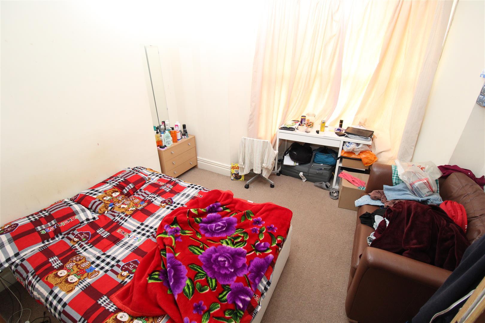 Flat Broadway in Pontypridd