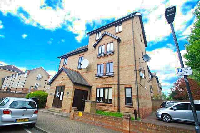 Flat Hallywell Crescent in Greater London