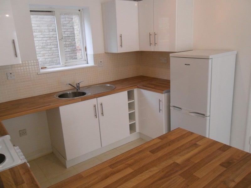Flat Hallywell Crescent in Greater London