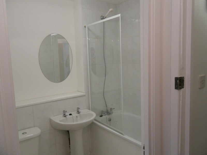 Flat Hallywell Crescent in Greater London