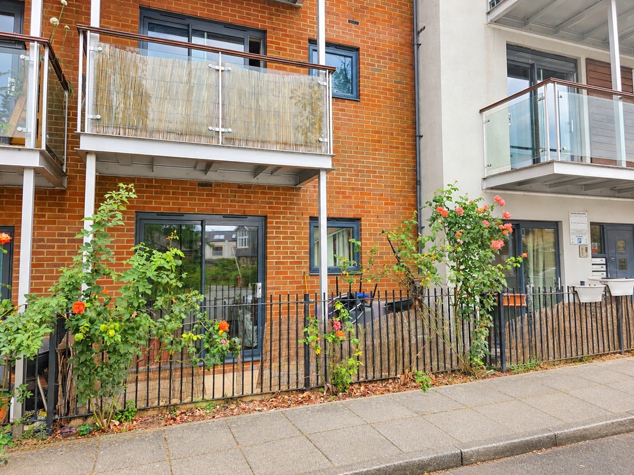 Flat Highfield Close in Greater London