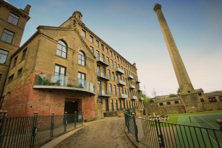 Flat Salts Mill Road in Bradford