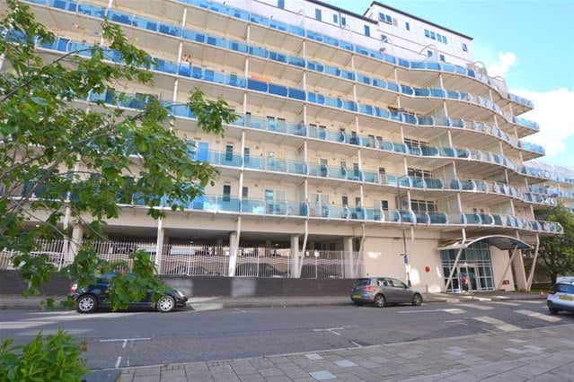 Flat Lyon Road in Greater London