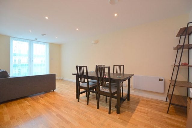 Flat Lyon Road in Greater London