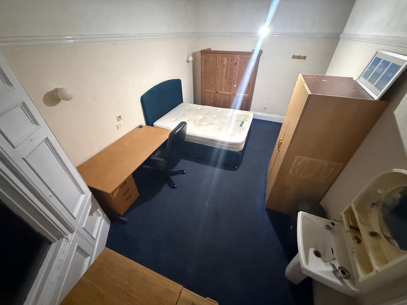 Room Cross Vale Road in Sunderland