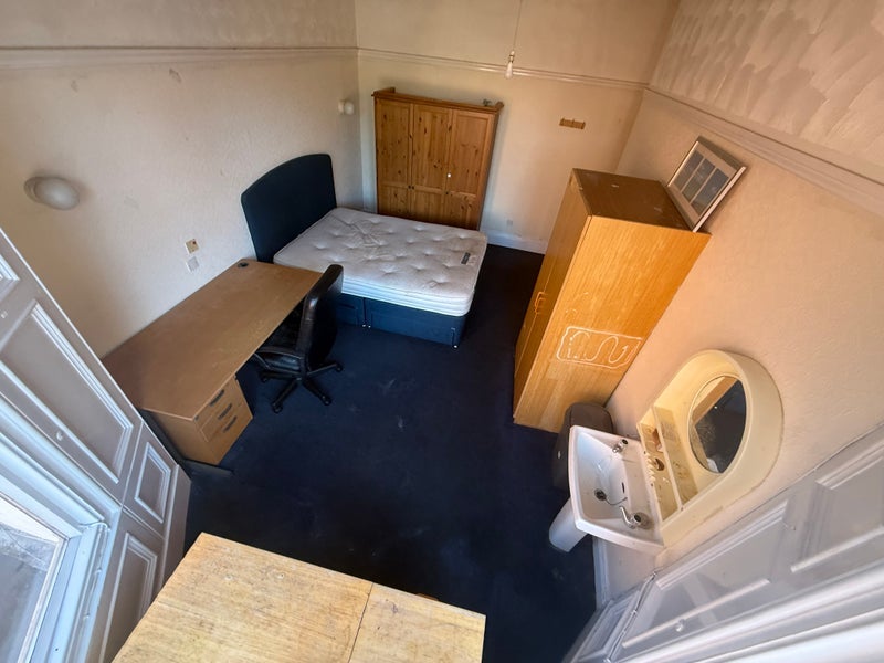 Room Cross Vale Road in Sunderland