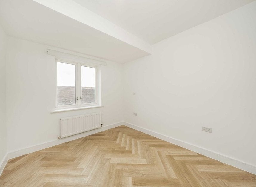 Flat Henry Darlot Drive in Greater London