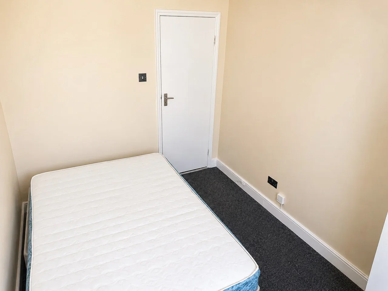 Flat Buckingham Road in Greater London