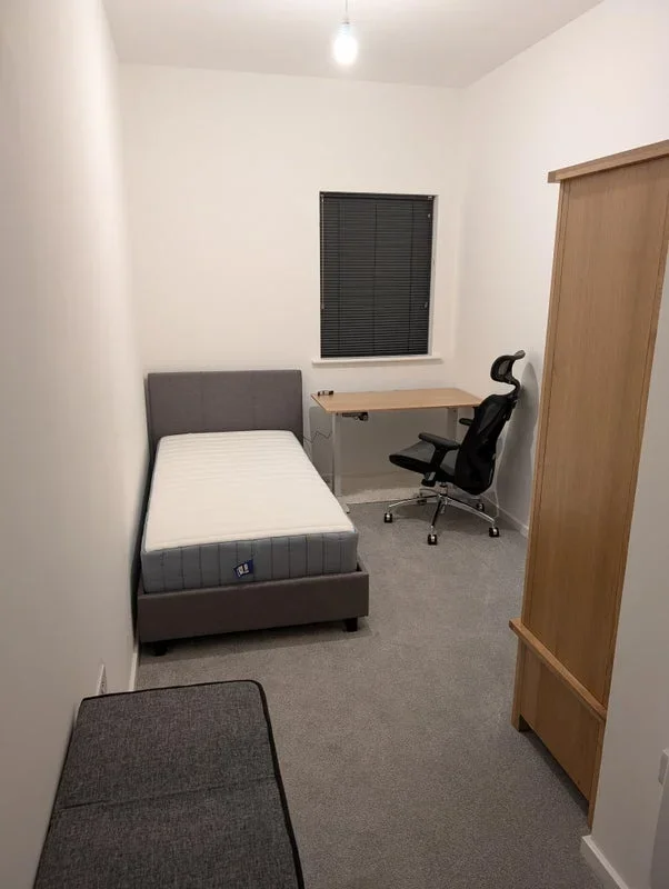 Room Sayers Way in Greater London