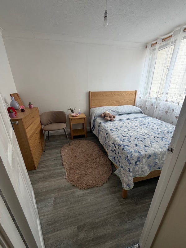 Room Circle Way West in Cardiff