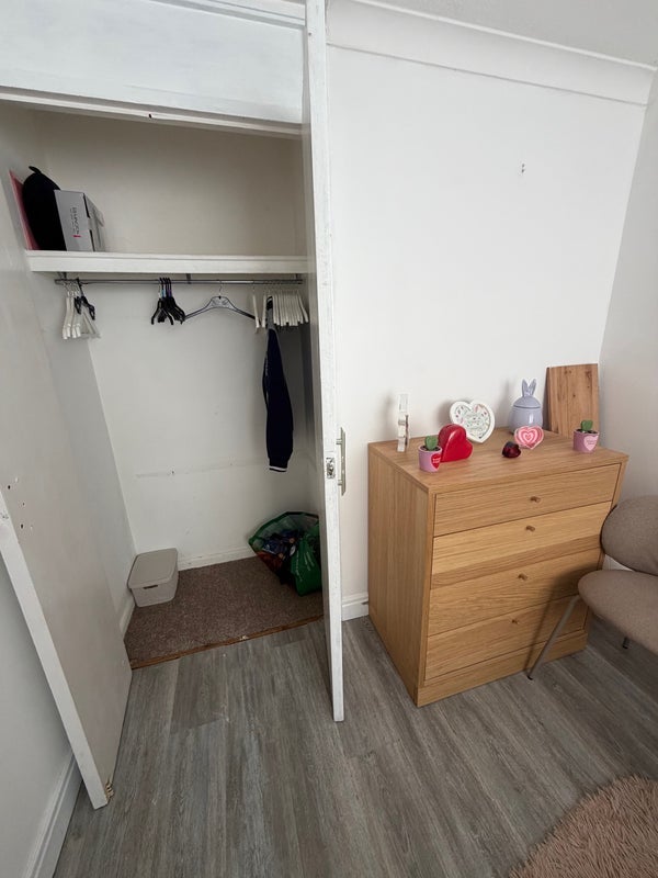 Room Circle Way West in Cardiff