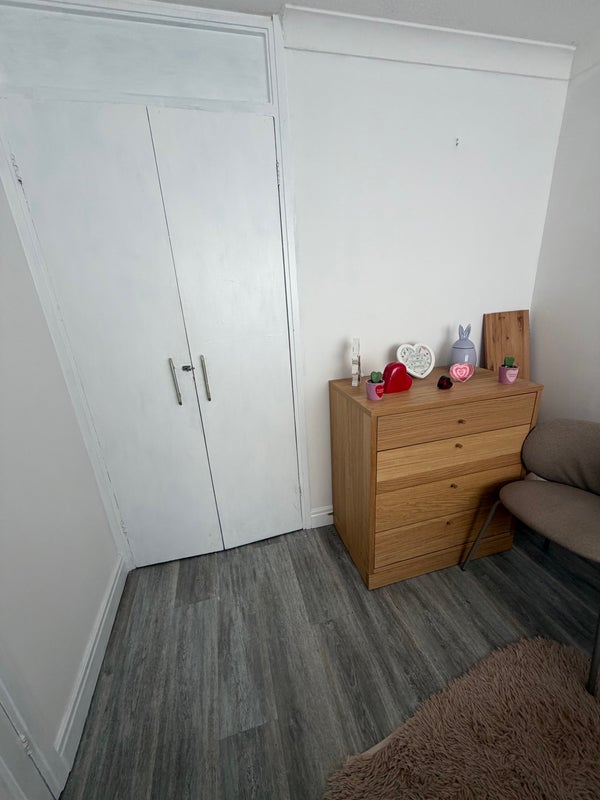 Room Circle Way West in Cardiff