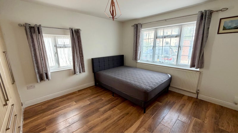 Room Seymour Road in Slough