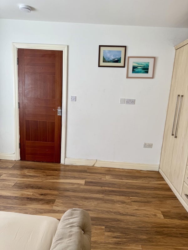 Room Seymour Road in Slough