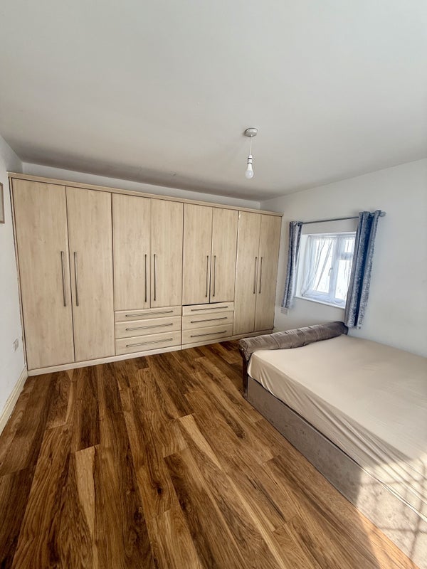 Room Seymour Road in Slough
